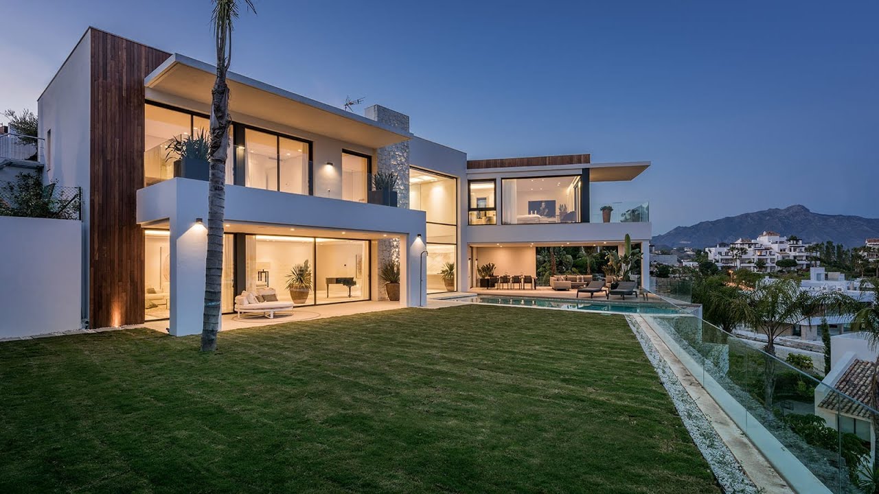 Breathtaking Villa That Opens Its Windows To New Zealand's Serene Landscape