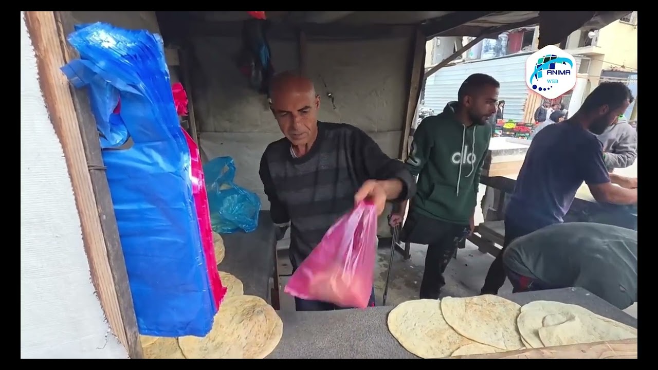 من الركام إلى الرغيف.. مبادرة فلسطينية تعيد تشغيل مخبز يدوي