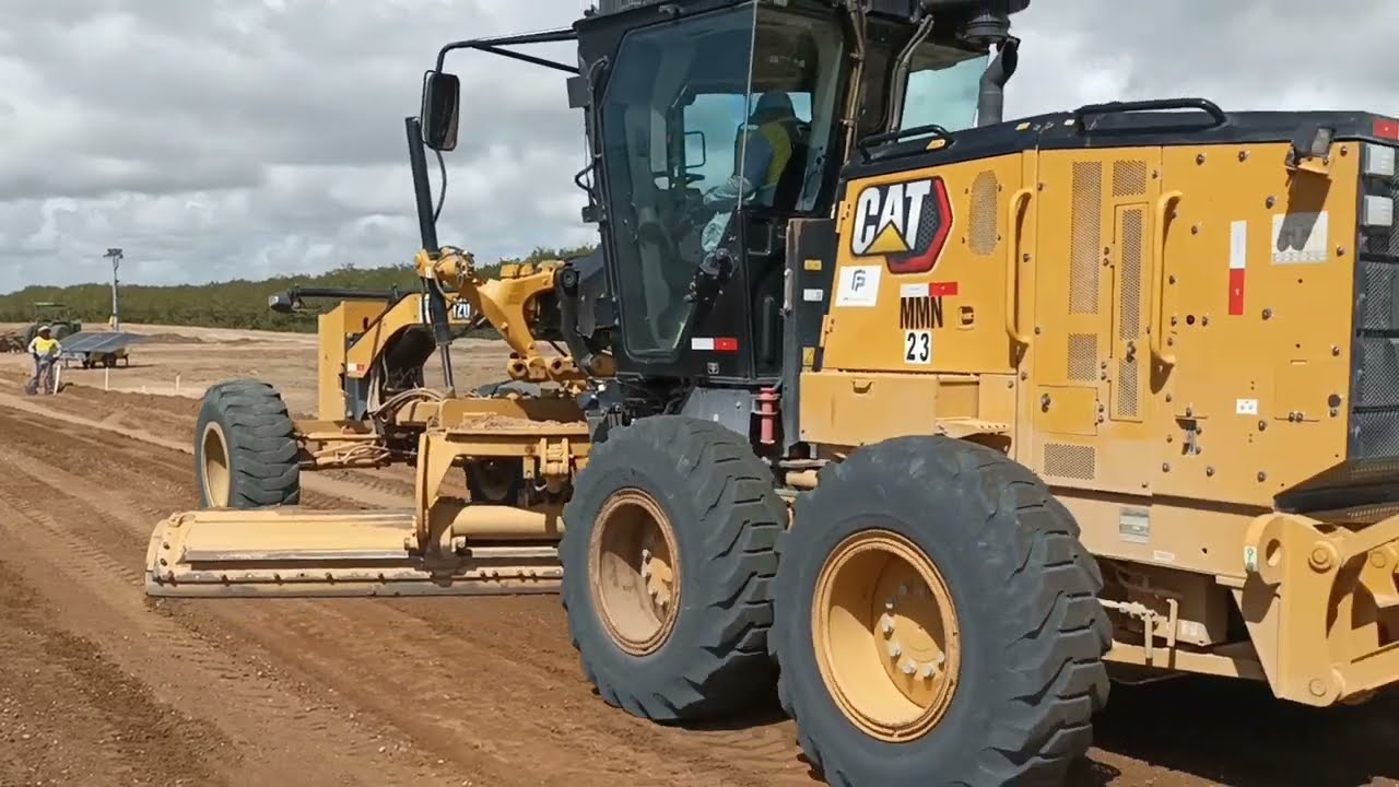 PATROL CATERPILLAR 120 dando acabamento em sub base