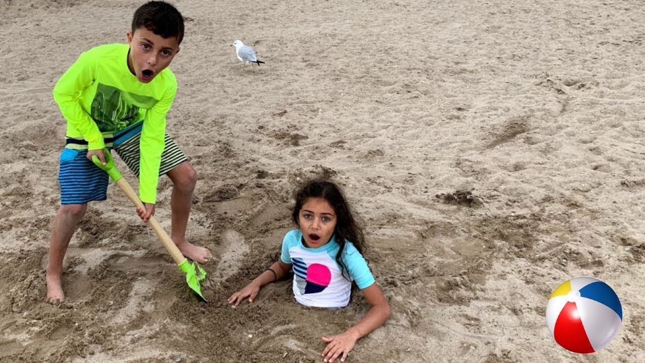 Heidi & Zidane समुद्र तट और रेत की कहानियों पर खेल रहा है