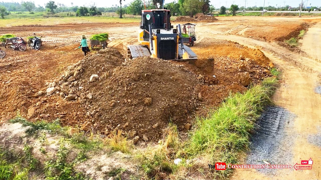 Nice Work! Skill Shantui dh17c3 Bulldozer Pushing Dirt And Dump Trucks Landfill Delete In Low Fields
