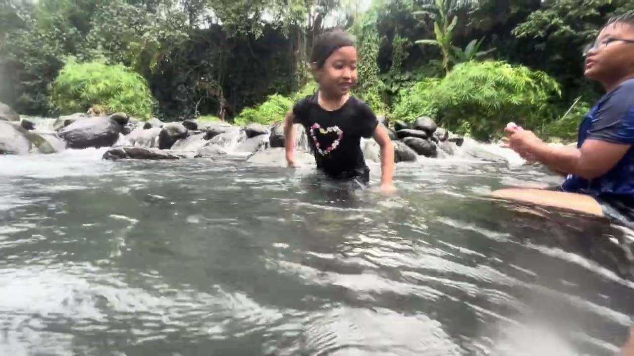 SEJUK Main AIR dipinggir Sungai selesai Tubbing 