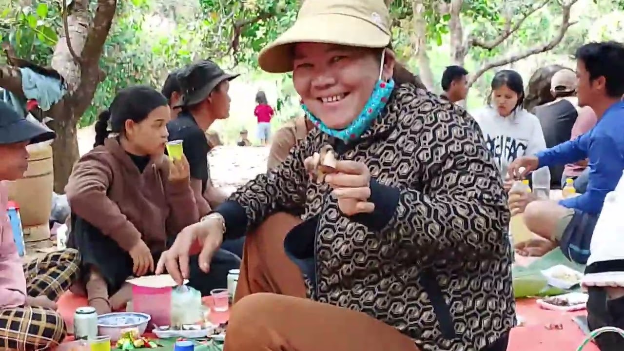 Năm mới tết cả gia đình mình đi suối chơi, nướng cá nấu và cá hát cùng nhau thật vui 