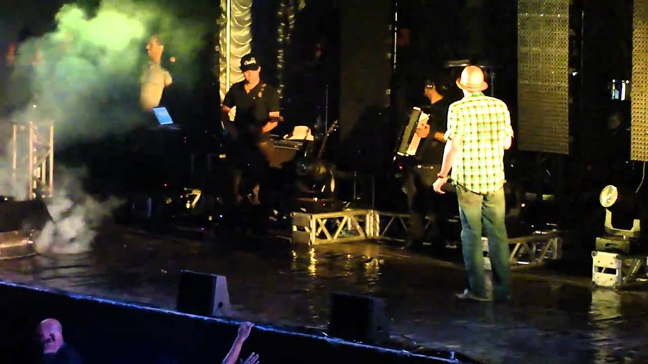Show do Latino participação Mirela Santos