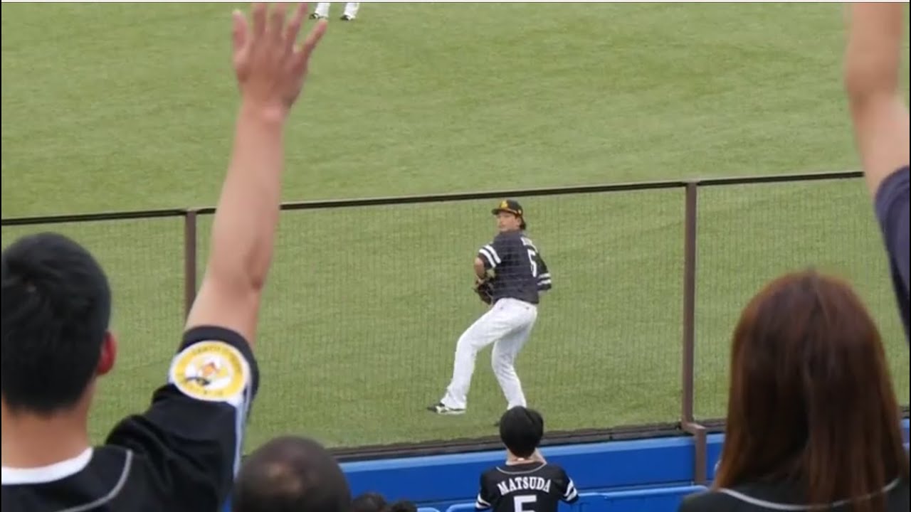 松田、今宮とファンのキャッチボール（福岡ソフトバンクホークス）