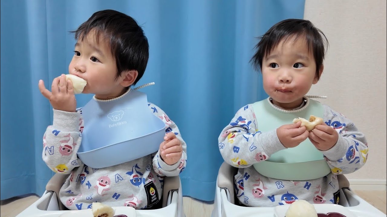 ファミマの豚まんは具から食べる双子男子【2歳4ヶ月】