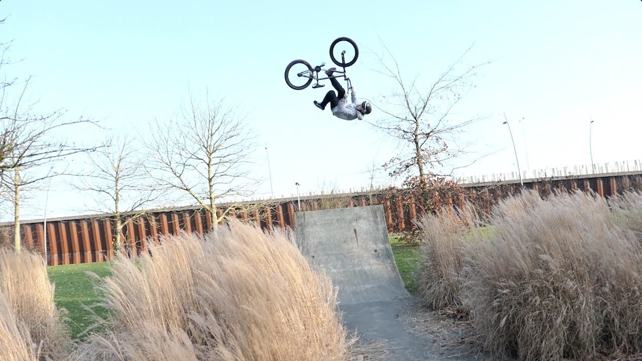 16-летний парень на BMX, безумный кувырок на улице