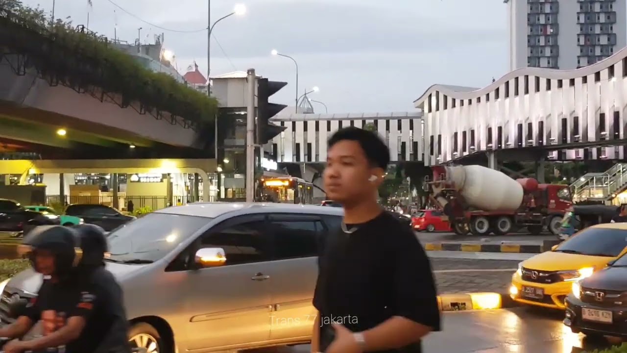 KEMACETAN KENDARAAN DILUAR DUGAAN MEREKA YANG MELINTAS 