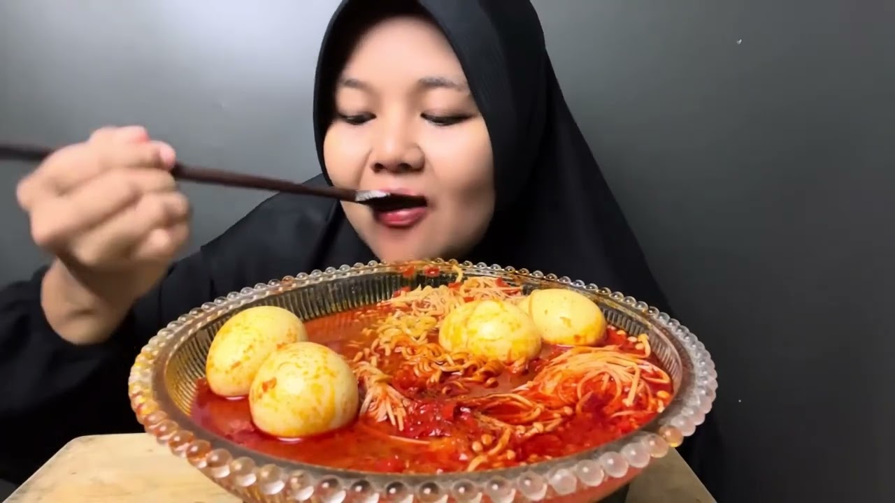MIE ENOKI PEDAS TELURPUN WAJIB DIHABISKAN