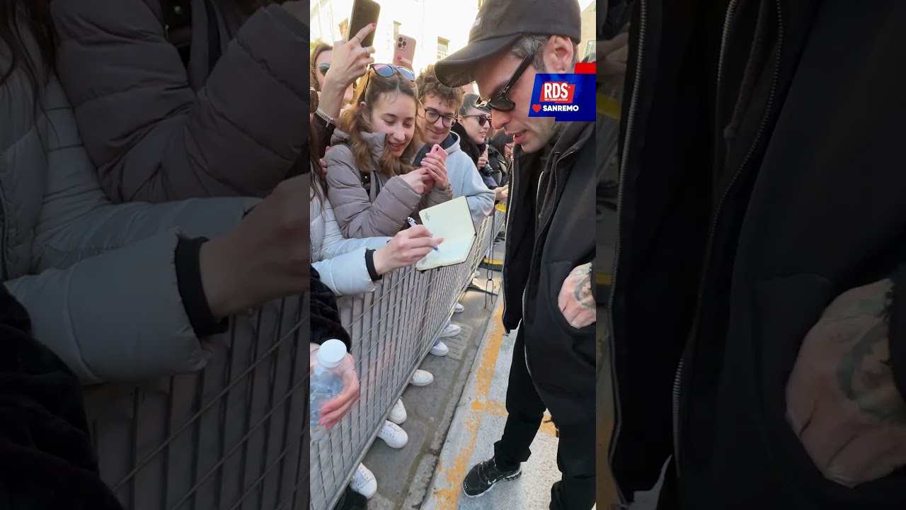 Fedez firma gli autografi ai fan