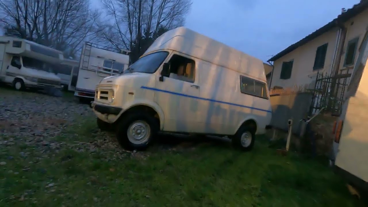 Camper Vintage SHOW:  Bedford cf200 in strada...