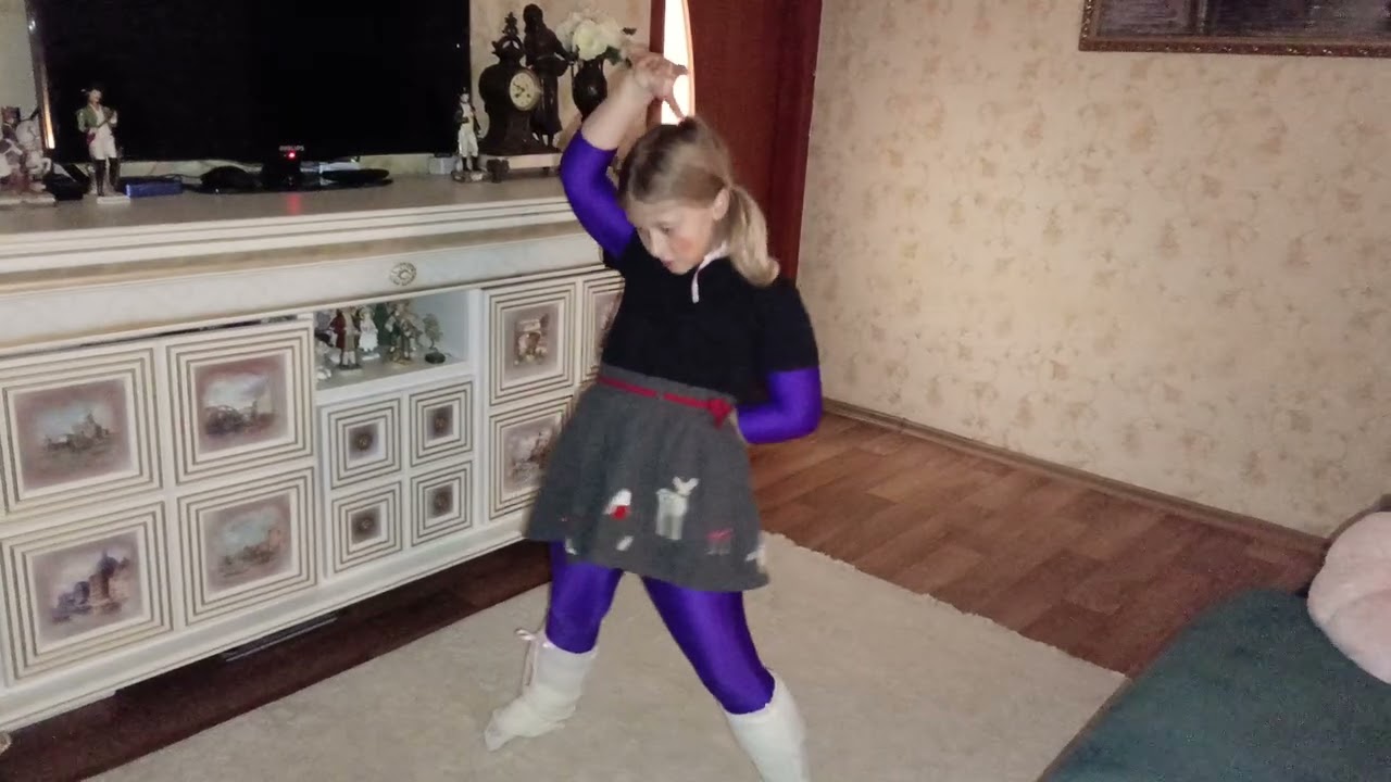 Юная звезда цирка репетирует дома)))🎪🤸‍♀️💫🤩👍