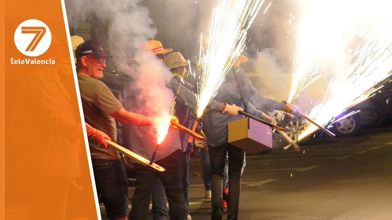 Quart de Poblet vive una noche de pólvora con la passejà de los Clavarios de Sant Onofre