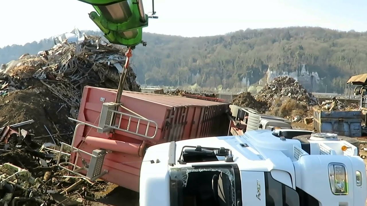 relevage d'un transporteur routier dans un chantier difficile d'accès et sans espace pour manoeuvrer
