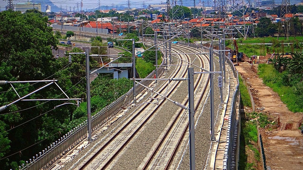Konstruksi Tower Sinyal GSM-R Kereta Cepat di Mengger Batununggal