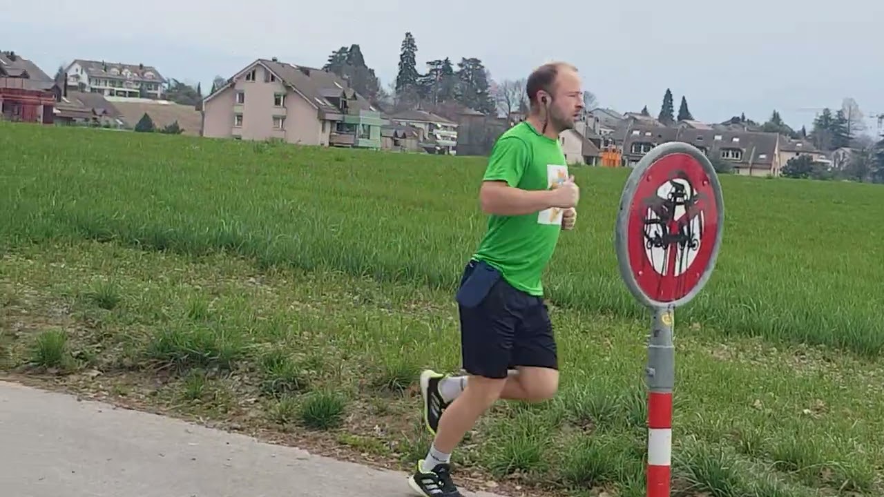 مقبرة للنصارى مجاورة لمنازل رائعة و كذلك الحقول الخضراء🌳🌳🌳 سويسرا Switzerland 🇨🇭🇨🇭🇨🇭