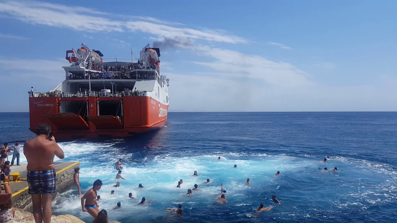 Αποχαιρετισμός του Διονύσιος Σολωμός με βουτιές στα απόνερα!