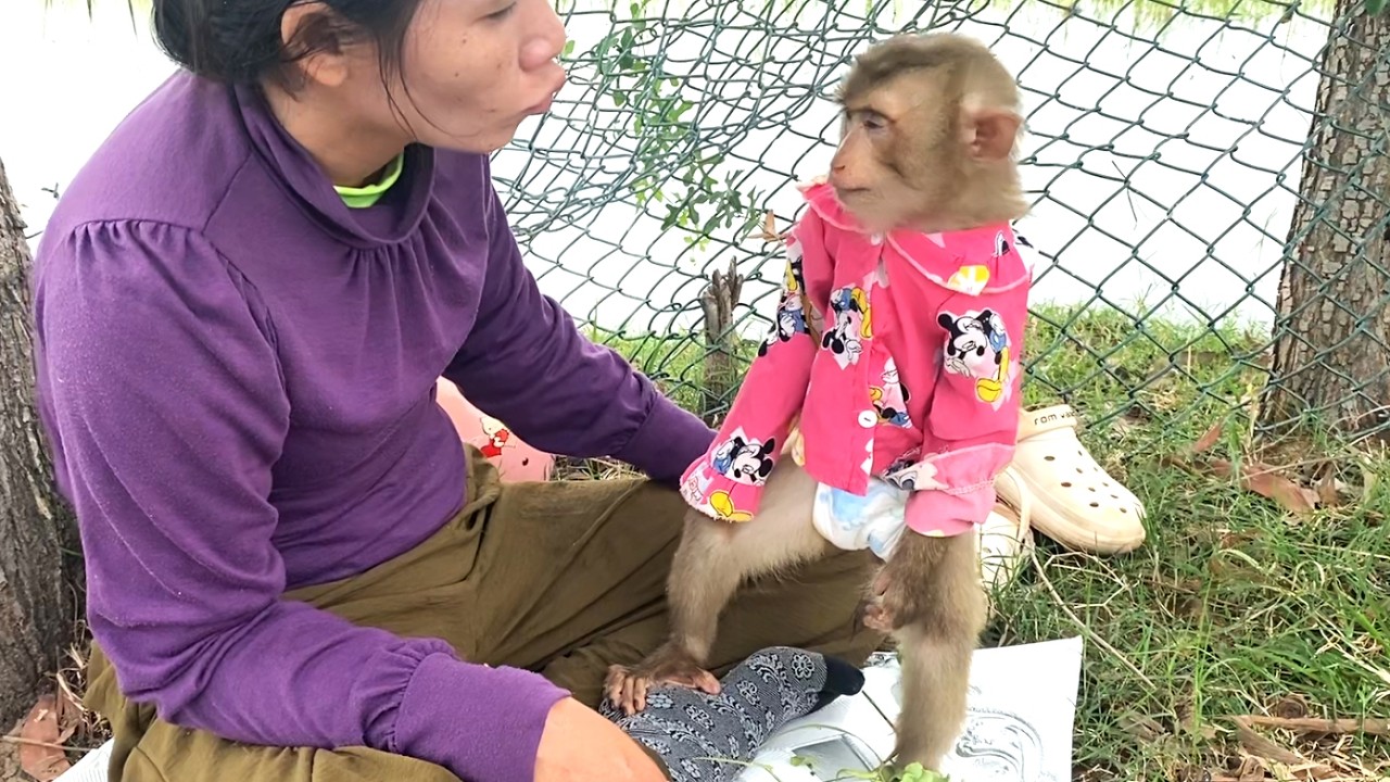 So sweet!! Mom and her adorable LIORA looked at each other and smiled
