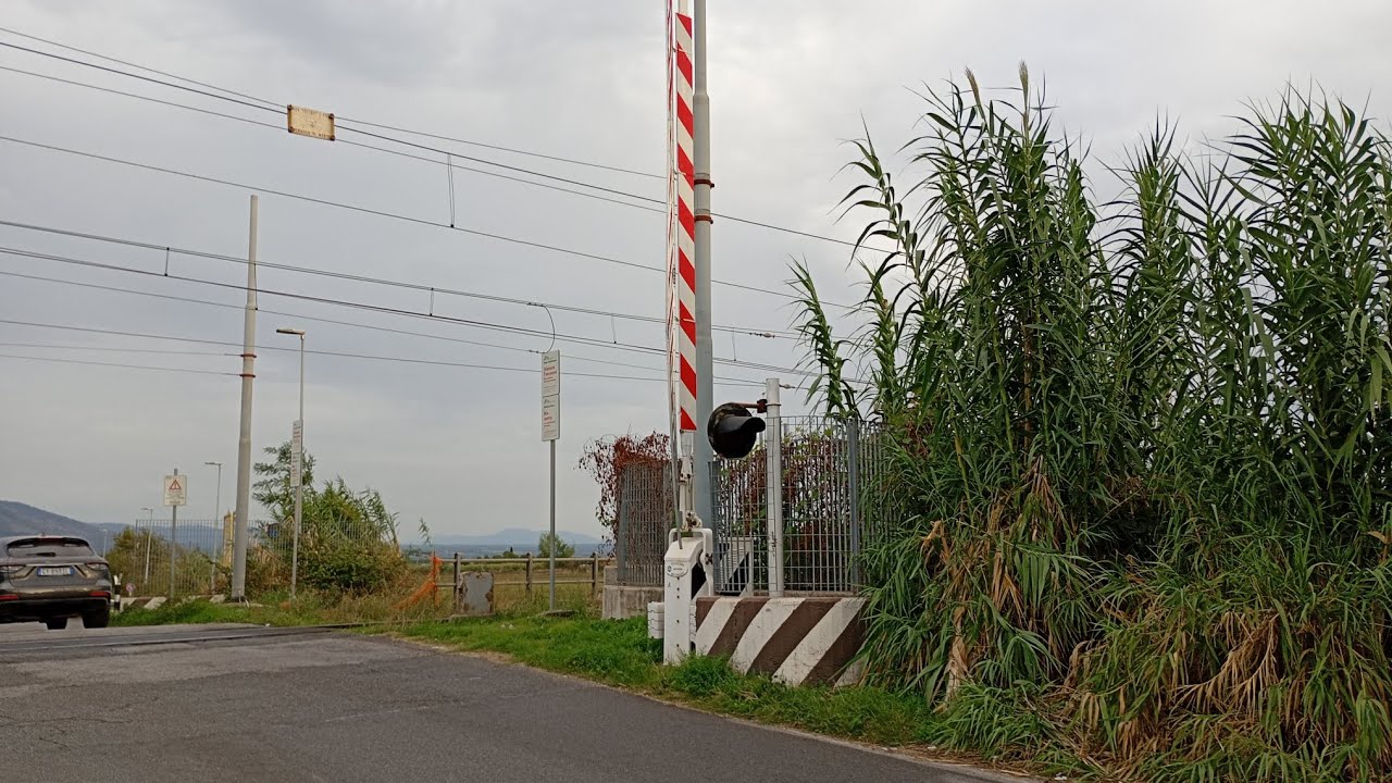 Passaggio a livello in via Maurizio Moris nei pressi della stazione di Guidonia 