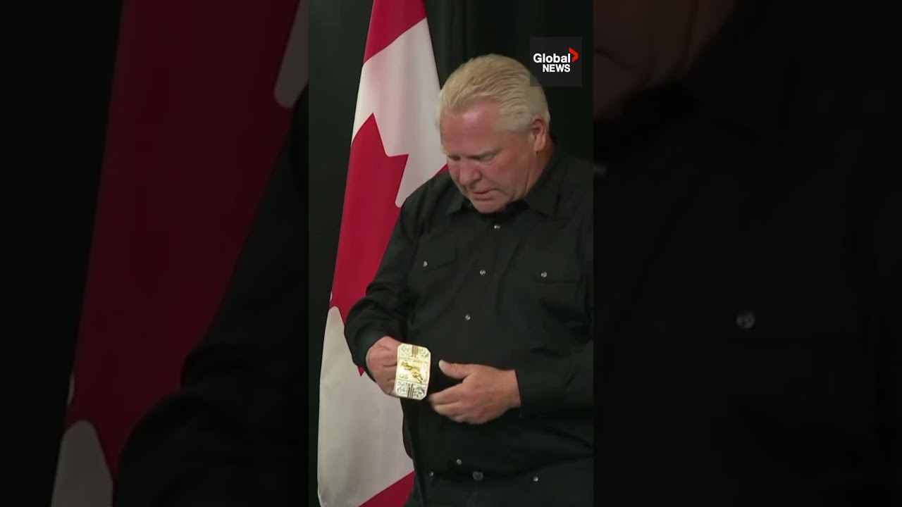 Дугу Форду подарили новую пряжку для ремня, и он пошутил, что у него &laquo;тело как у Арнольда Шварцен...