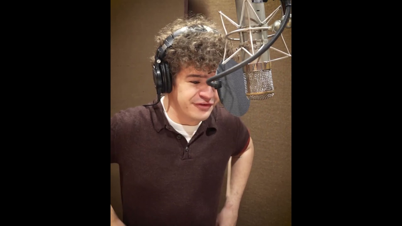 Gaten Matarazzo singing a Sweeney Todd song // 