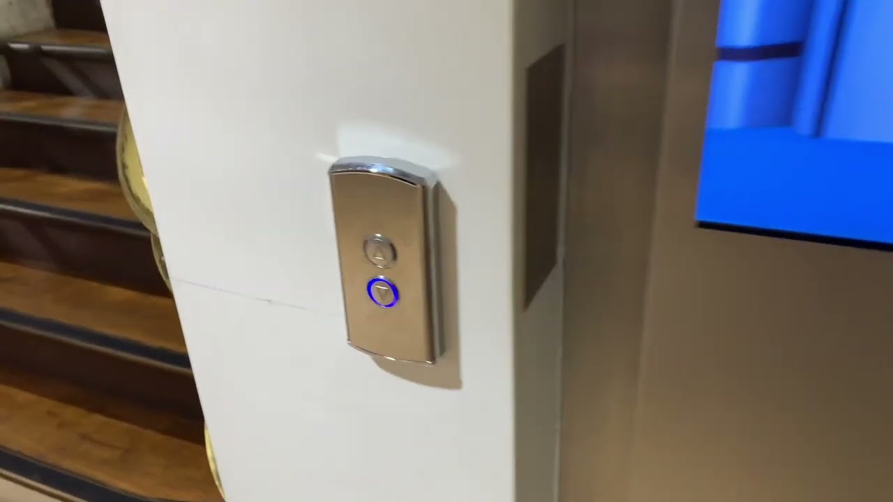 2009 OTIS GeN2 Vega Achille MRL traction elevator @ Galeries Lafayette Haussmann, Paris, France