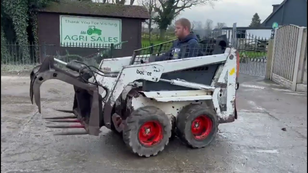 BOBCAT 443 4WD SKIDSTEER C/W MUCK GRAB (ENGINE SMOKES)