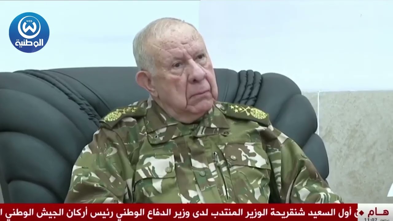 الفريق أول السعيد شنقريحة يتابع عملية اطلاق القمر الصناعي 