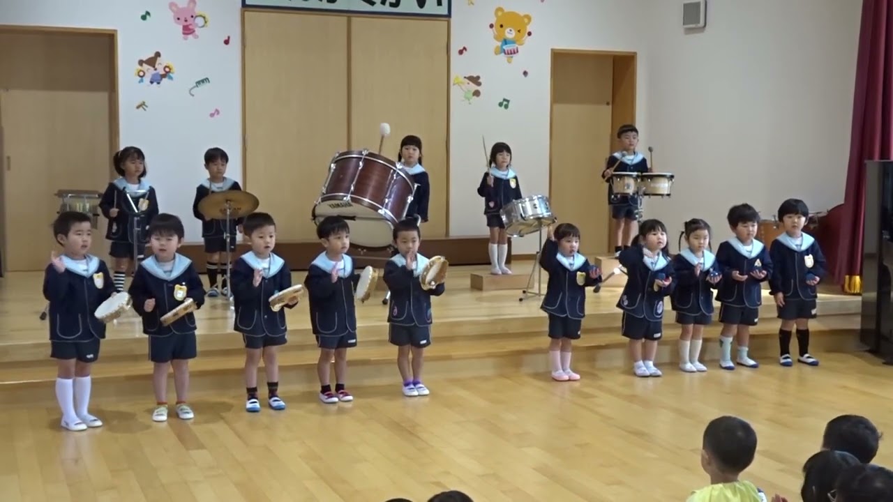 ♪　合奏　「ビビディ・バビディ・ブー」　・・・　３歳児クラス