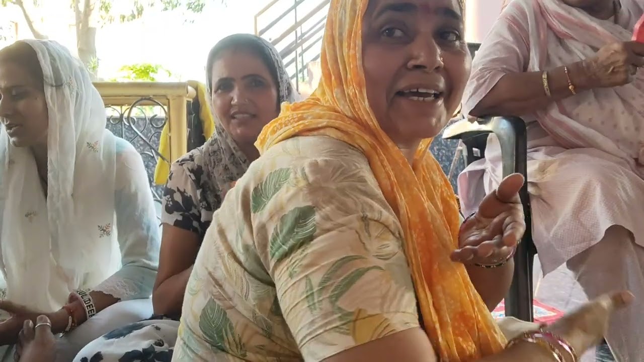 सूरज सूरज गो ये सखियों