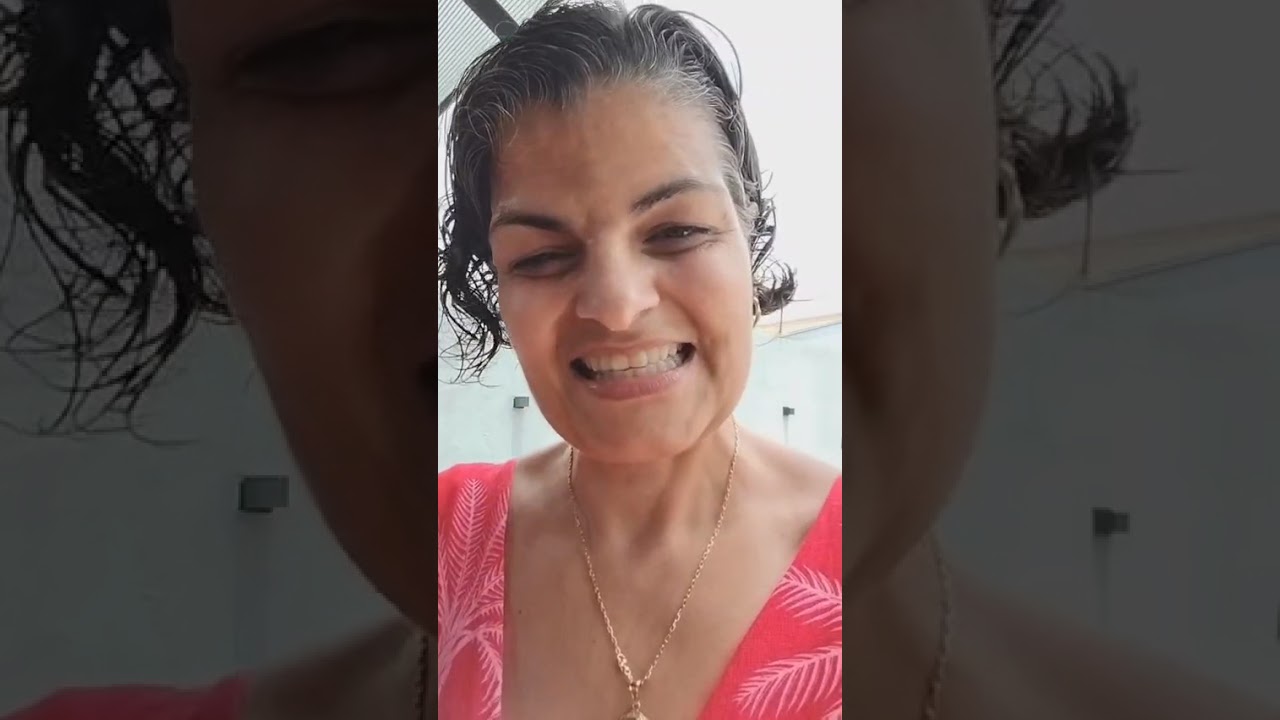 Trocando areia do filtro da piscina.