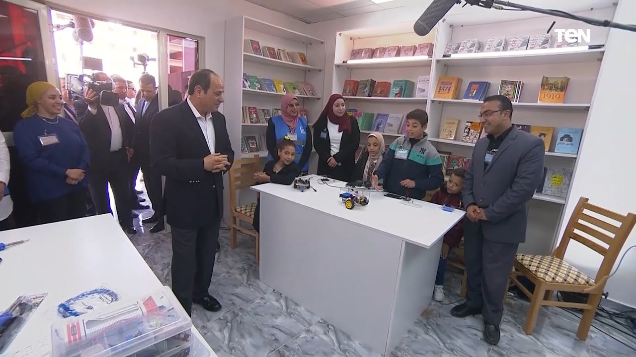 الرئيس السيسي يتفقد مكتبة حياة كريمة داخل مركز الشباب بقرية المعصرة بمركز ملوى بمحافظة المنيا