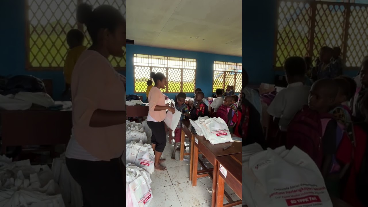 Pembagian Tas dan Peralatan sekolah untuk anak murid pedalaman Papua selatan 