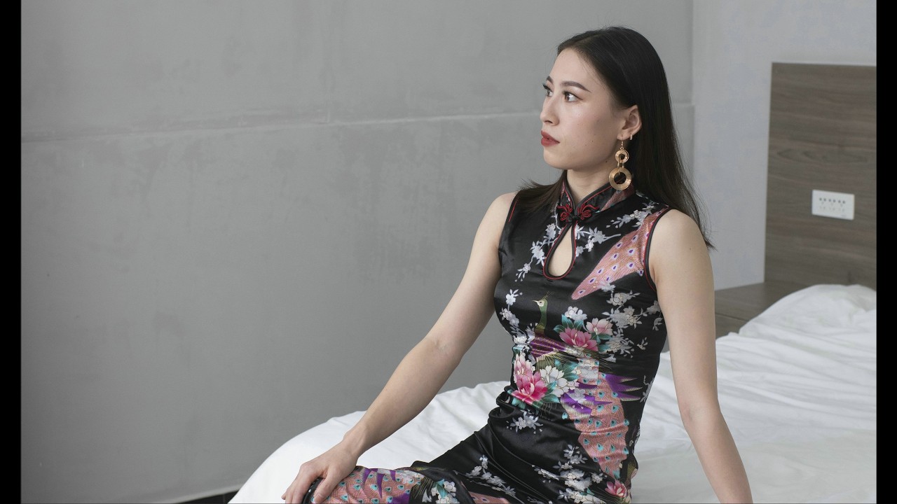AC-BOB-050 - Tall model with Qipao Dress gets a short bob hair style