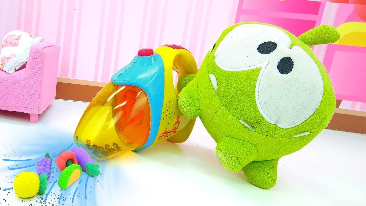 ¡Om Nom se pone a limpiar la casa! | Aventura divertida para niños