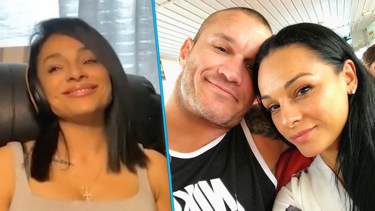 Рэнди Ортон встретил свою жену в толпе на мероприятии WWE