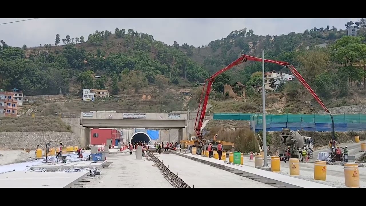 नागढुङ्गा सुरुङ मार्ग बाहिरी र भित्र अहिले यस्तो देखिएको छ।