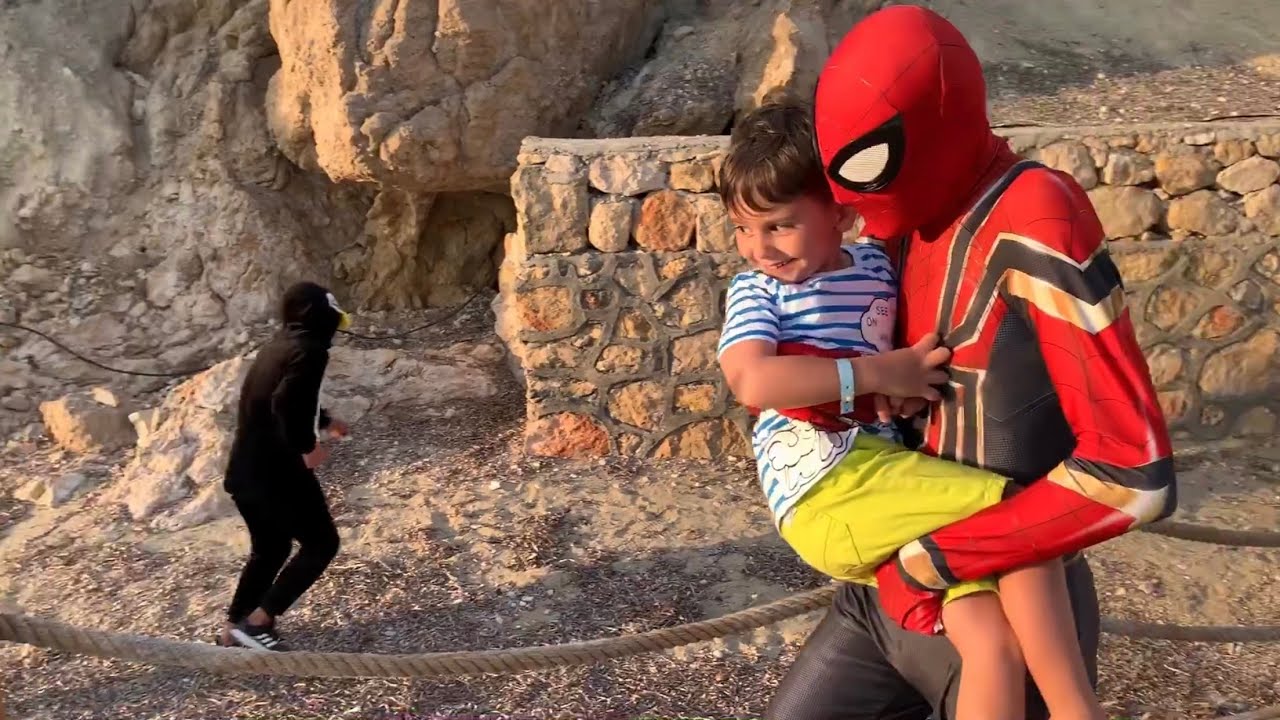 Yusuf’u kovalayan ördek ve inekten Spiderman kurtarıyor!🤩 Yusuf ve Spiderman saklanıyorlar❗️