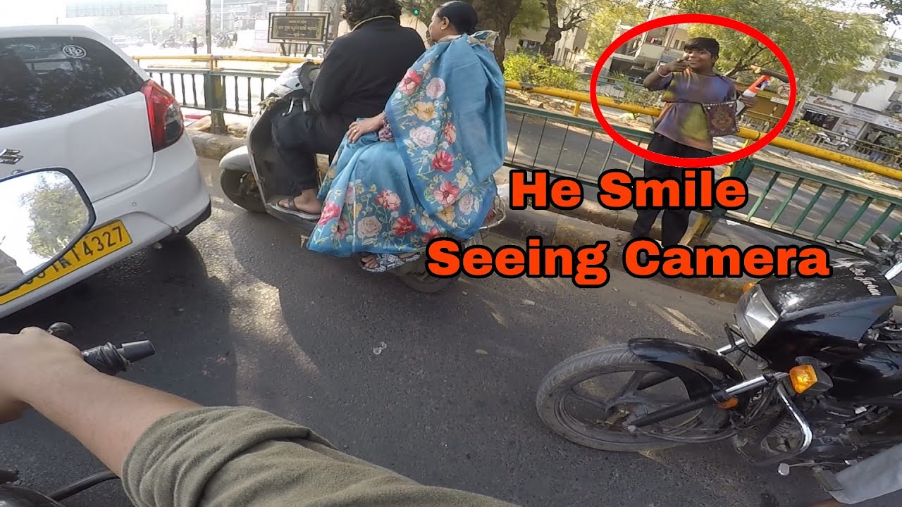 Baccha Camera Dekh Ke Khush Ho Gya 