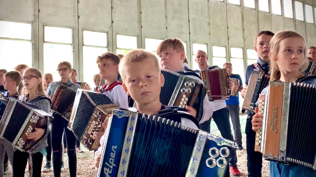 54 heligonkárov hrá na heligónke - Mám ja hrušku 🇸🇰