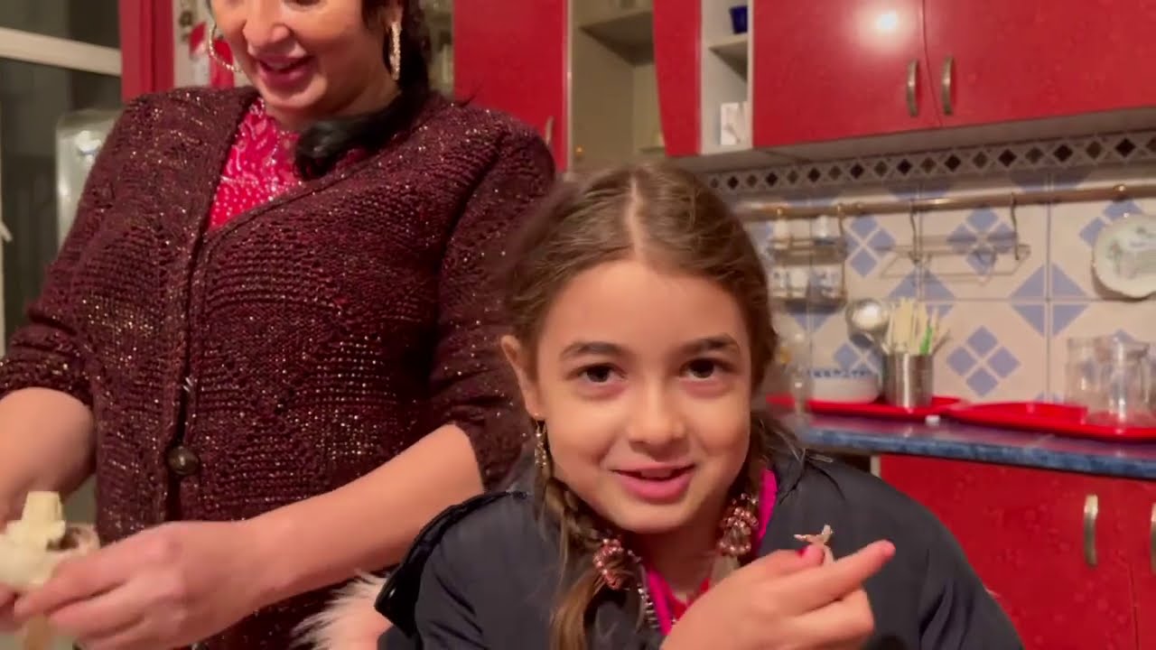 Anca de la Strehaia a pregătit bunătățile pentru Revelion, Leo cânta cu lăutarii!!!