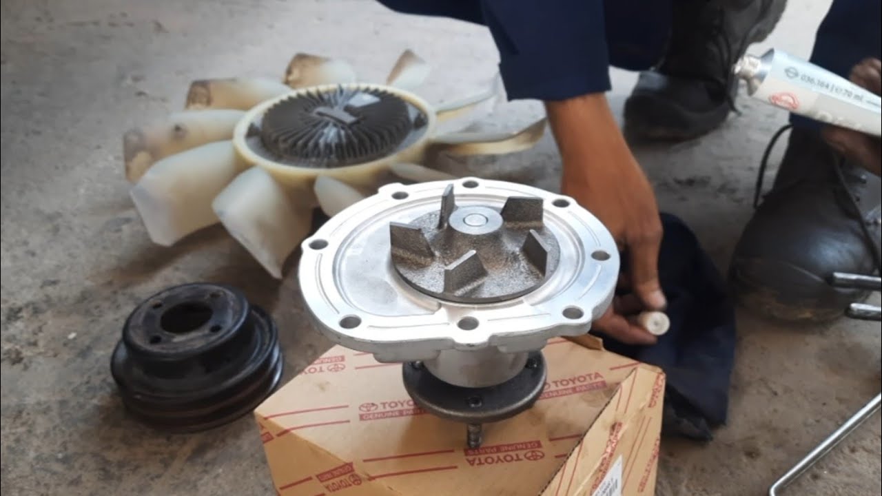 How To Change Hino Vehicle Engine Water Pump // ہینو وہیکل انجن واٹر پمپ کیسے چینج کریں