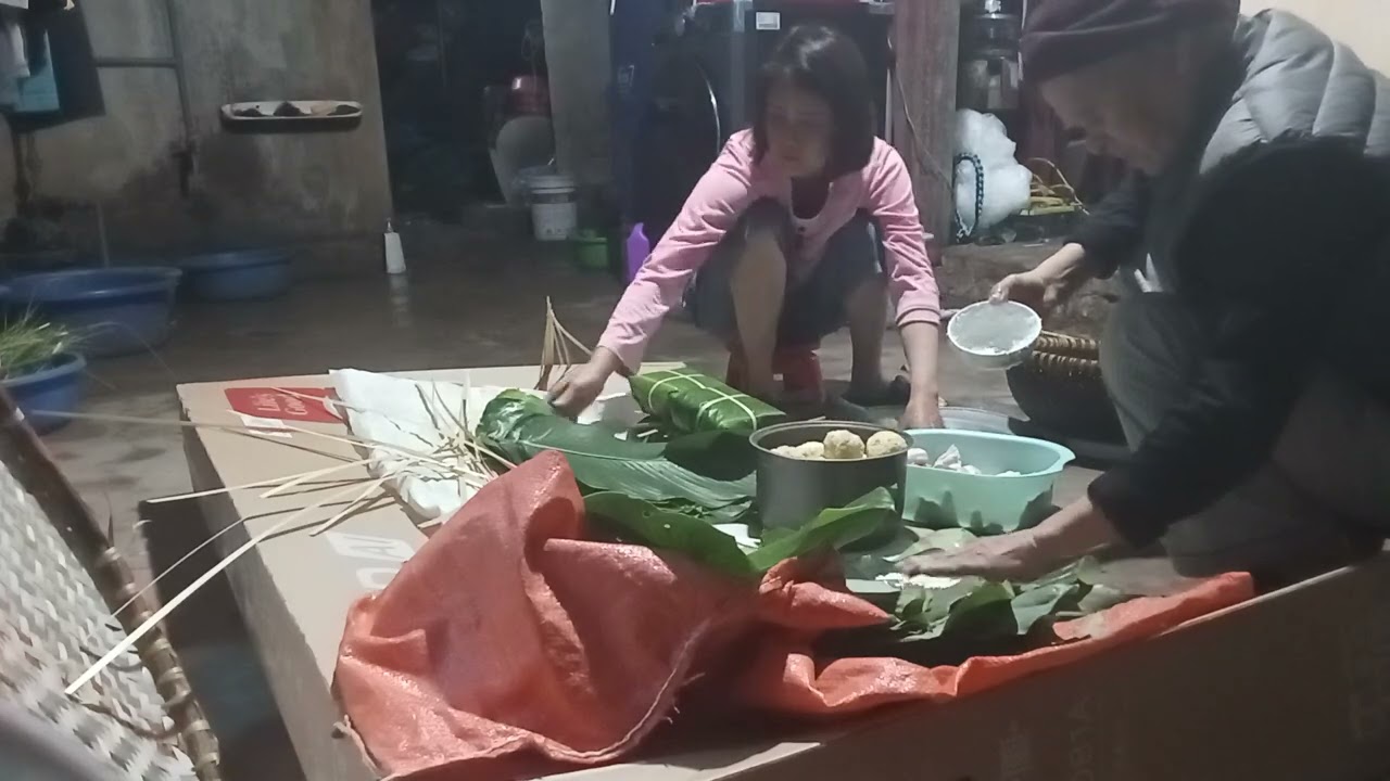Cả gia đình quây quần gói bánh chưng đón Tết 2026
