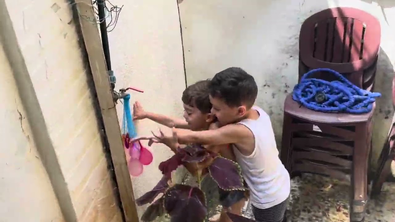 عباس ومحمود يلعبون بلون المي – ضحك ومرح بلا توقف!