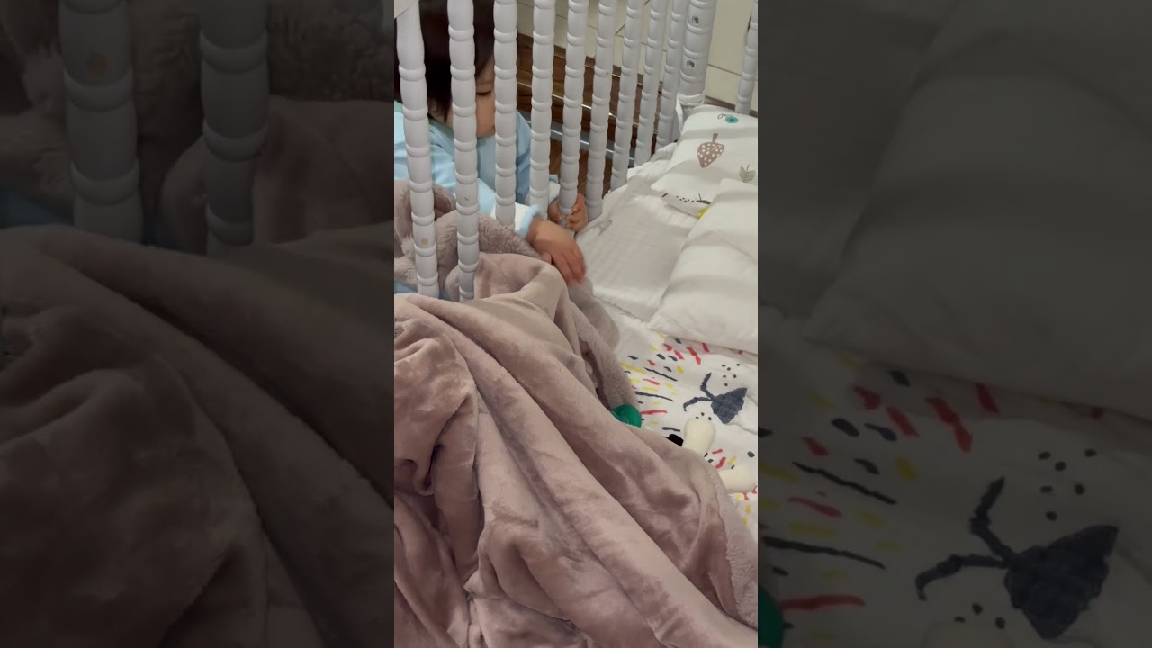 1 year old baby knows drag the blanket to get her nipple toy 😃