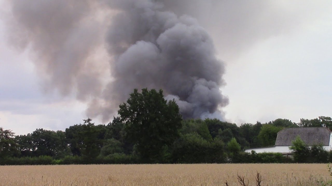 Gro&szlig;feuer in Schenefeld Freizeitzentrum steht in Vollbrand [FEU 7 R0]