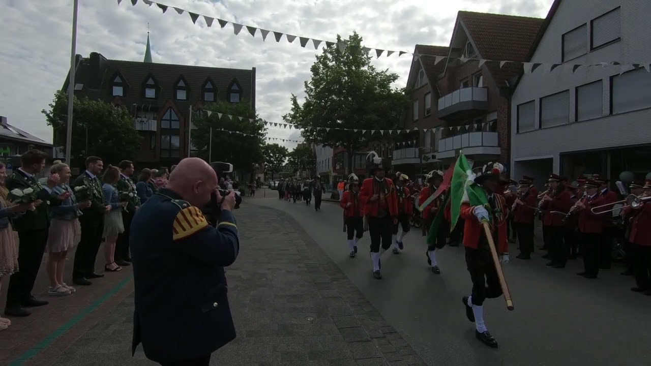 Schützen- und Heimatfest BSV Harsewinkel 2023 (39)  Königsparade am Rathaus