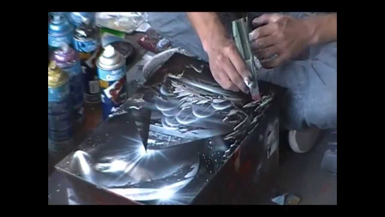 Arte urbano (aerografia, aerosolgrafia) con la vieja payasa