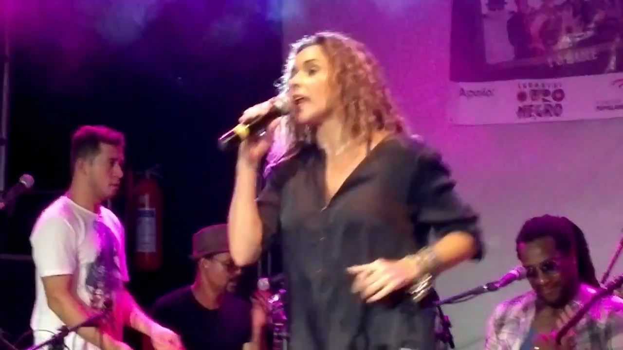 A rainha Daniela Mercury Cantando 