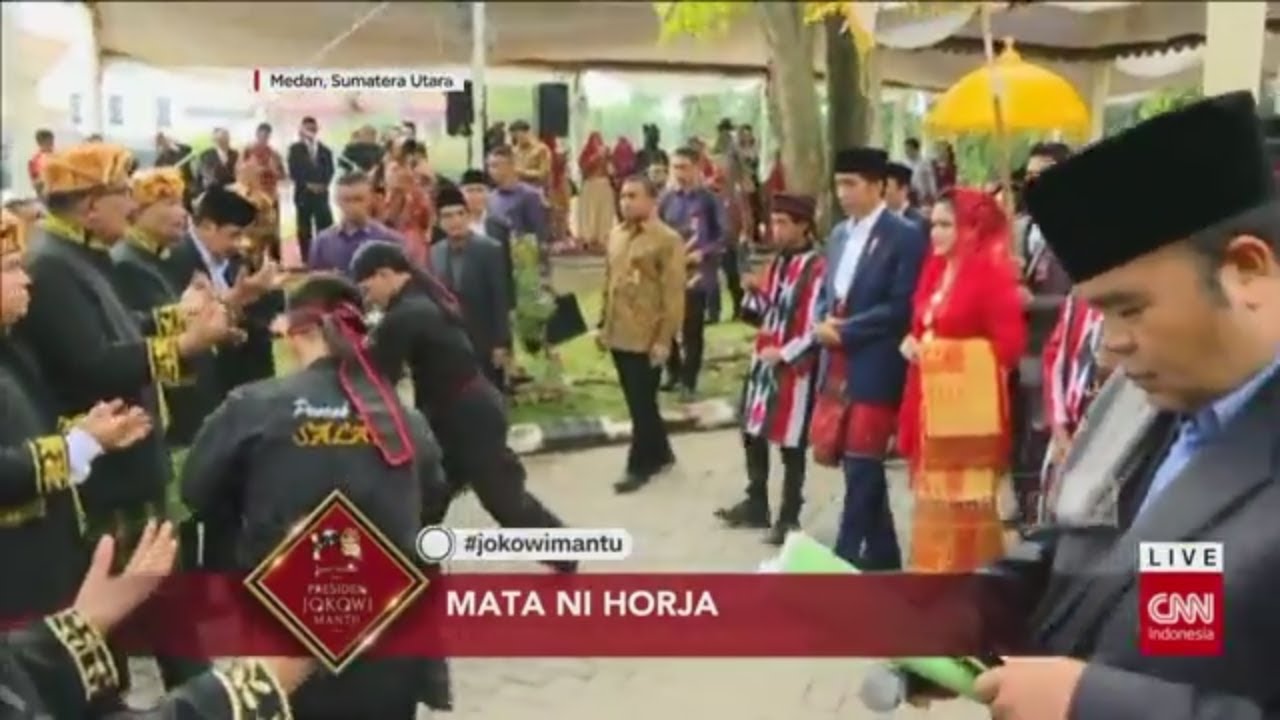 Tiba di Pesta Adat, Jokowi Disambut Tarian Tor-Tor Mundur Oleh Para Raja Adat